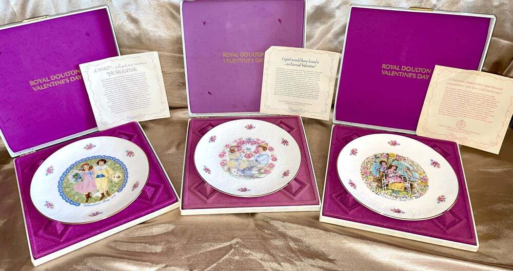 Set of 3 Vintage Royal Doulton Valentine's Day Collector Plates (1976, 1977, 197 - Picture 3 of 7